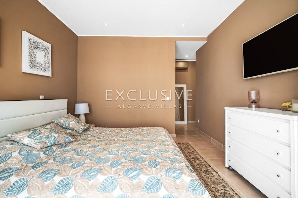 South-east facing Contemporary 4 Bedroom Villa with Pool north of Portimao, Algarve