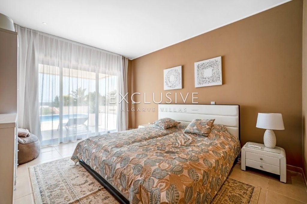 South-east facing Contemporary 4 Bedroom Villa with Pool north of Portimao, Algarve