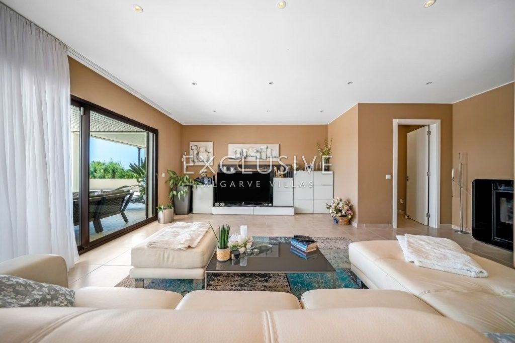 South-east facing Contemporary 4 Bedroom Villa with Pool north of Portimao, Algarve