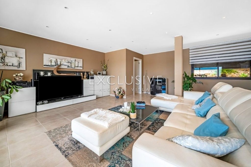 South-east facing Contemporary 4 Bedroom Villa with Pool north of Portimao, Algarve