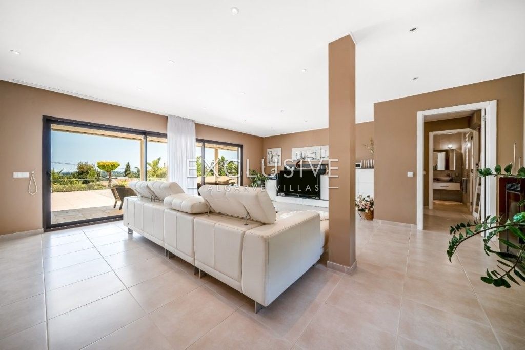 South-east facing Contemporary 4 Bedroom Villa with Pool north of Portimao, Algarve