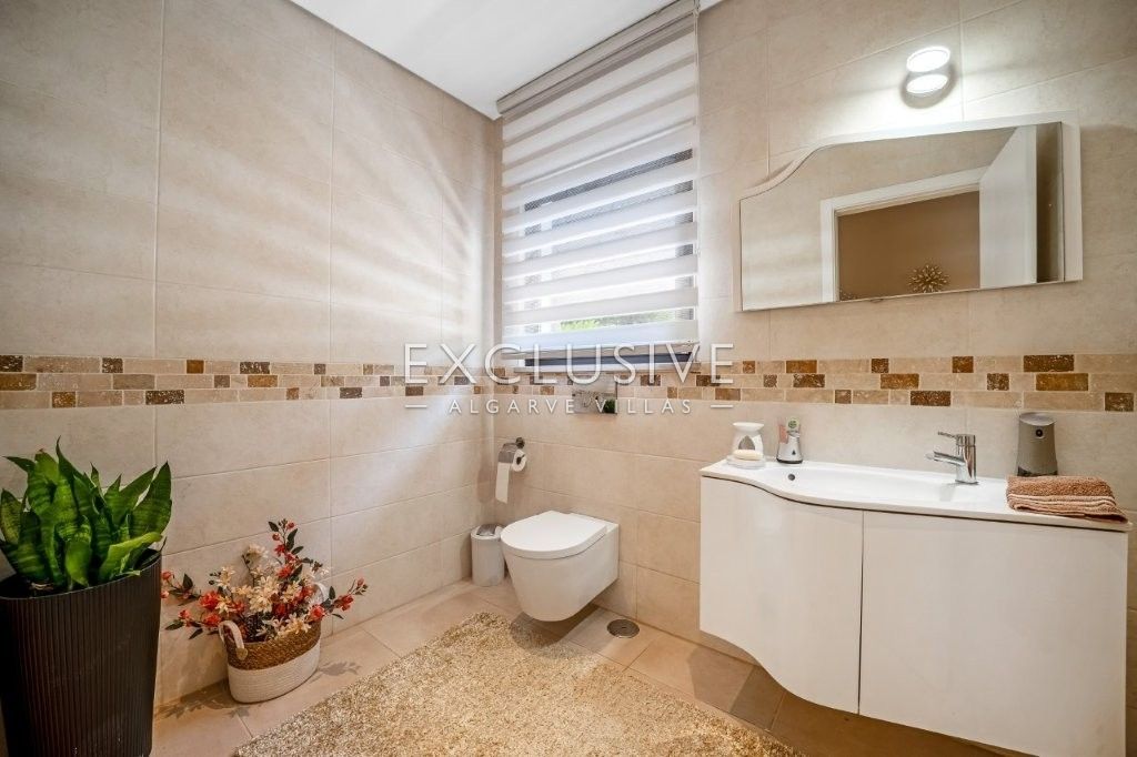 South-east facing Contemporary 4 Bedroom Villa with Pool north of Portimao, Algarve