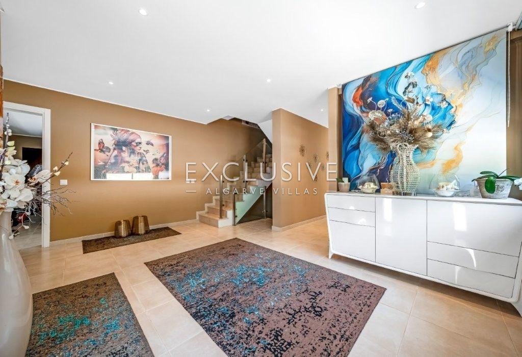 South-east facing Contemporary 4 Bedroom Villa with Pool north of Portimao, Algarve