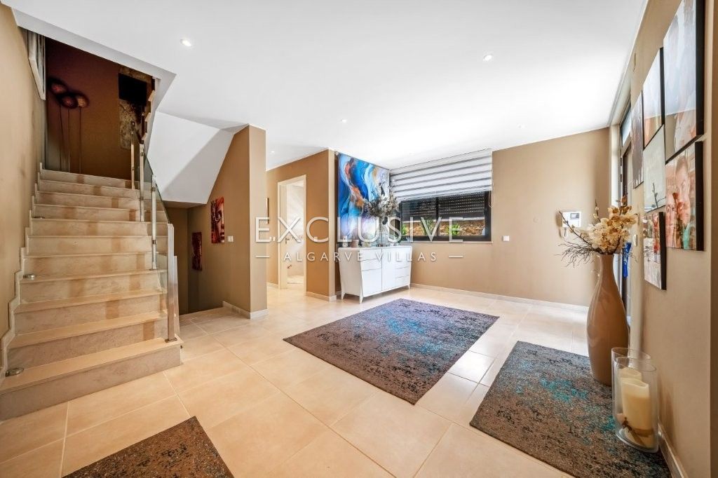 South-east facing Contemporary 4 Bedroom Villa with Pool north of Portimao, Algarve
