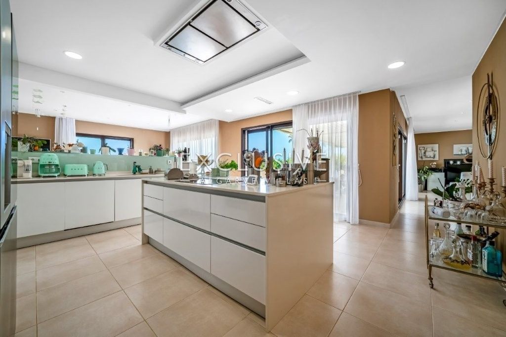 South-east facing Contemporary 4 Bedroom Villa with Pool north of Portimao, Algarve
