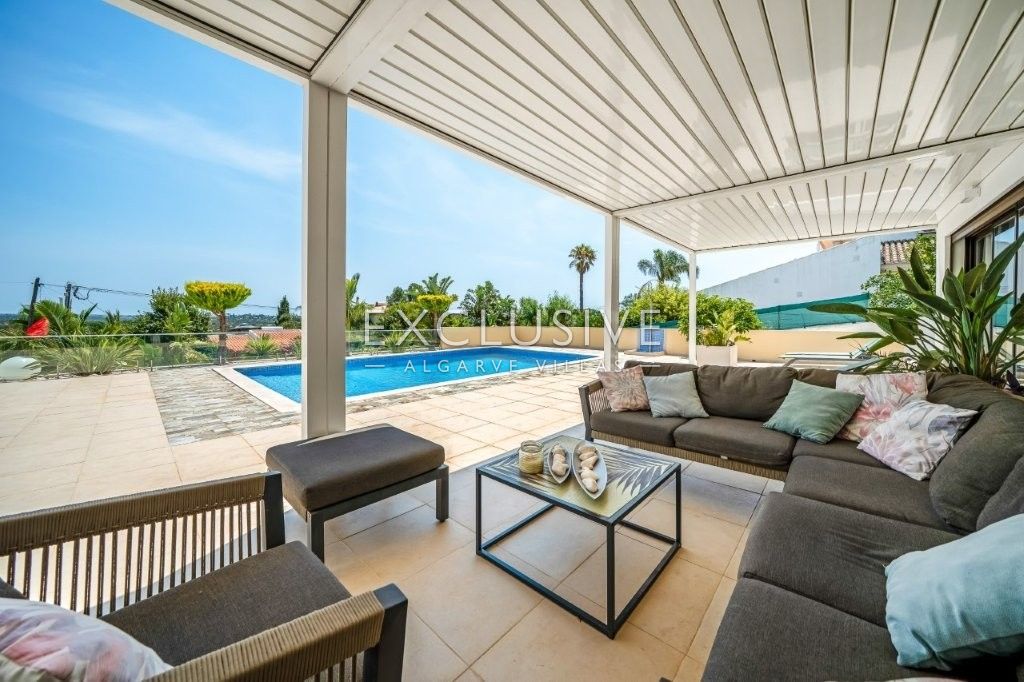 South-east facing Contemporary 4 Bedroom Villa with Pool north of Portimao, Algarve
