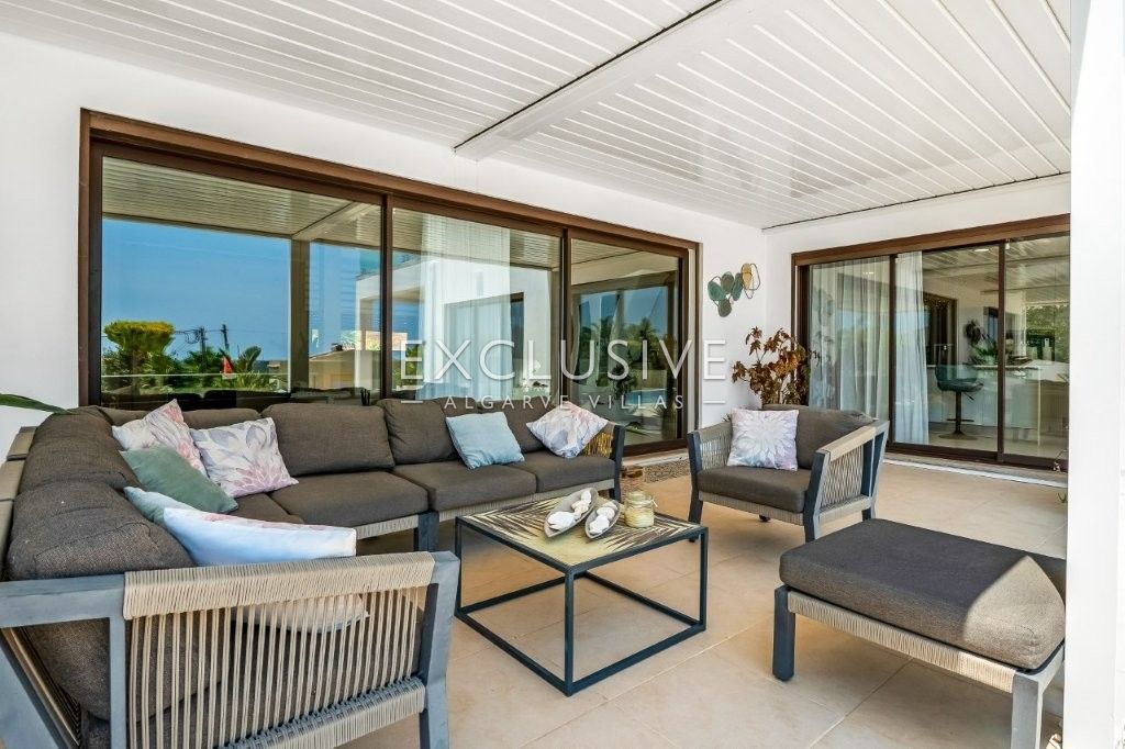 South-east facing Contemporary 4 Bedroom Villa with Pool north of Portimao, Algarve