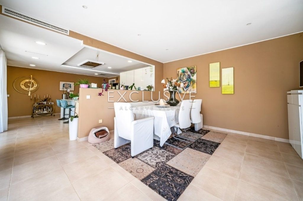 South-east facing Contemporary 4 Bedroom Villa with Pool north of Portimao, Algarve