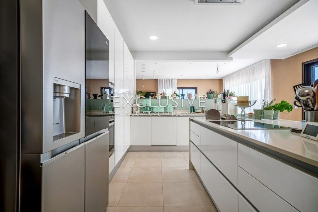 South-east facing Contemporary 4 Bedroom Villa with Pool north of Portimao, Algarve