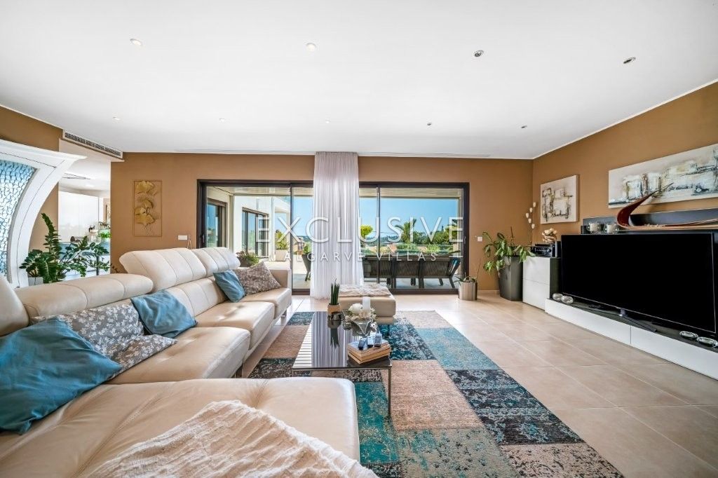 South-east facing Contemporary 4 Bedroom Villa with Pool north of Portimao, Algarve