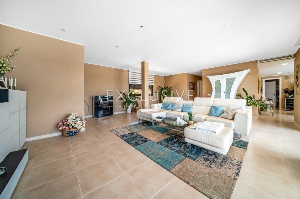 South-east facing Contemporary 4 Bedroom Villa with Pool north of Portimao, Algarve