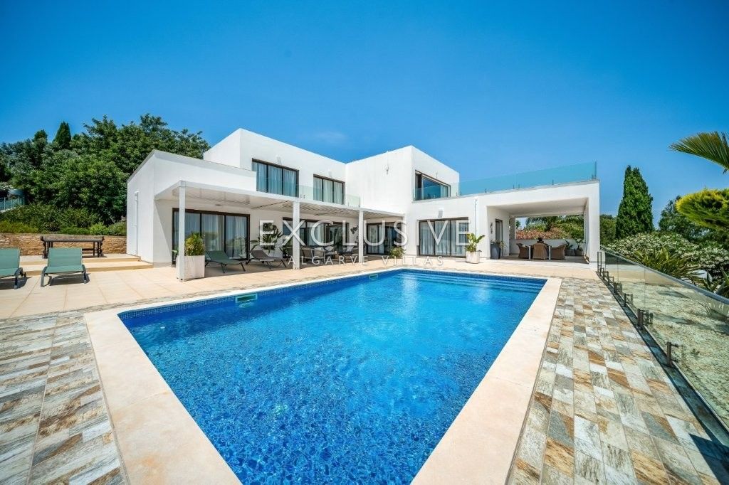 South-east facing Contemporary 4 Bedroom Villa with Pool north of Portimao, Algarve