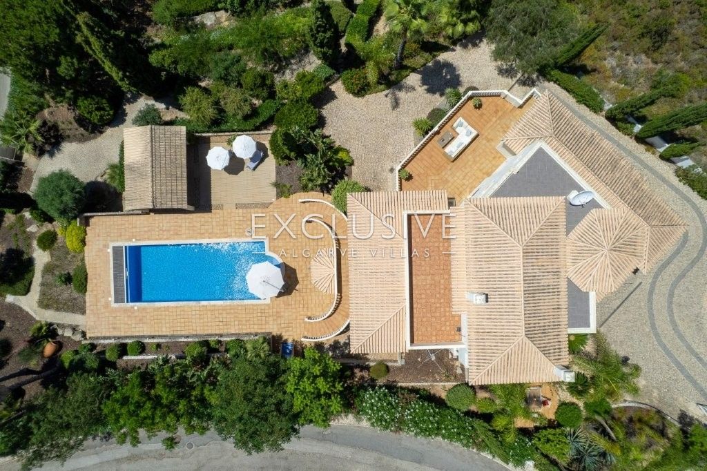 Modern 4 bed villa, with traditional Portuguese features, pool and seaviews, Carvoeiro