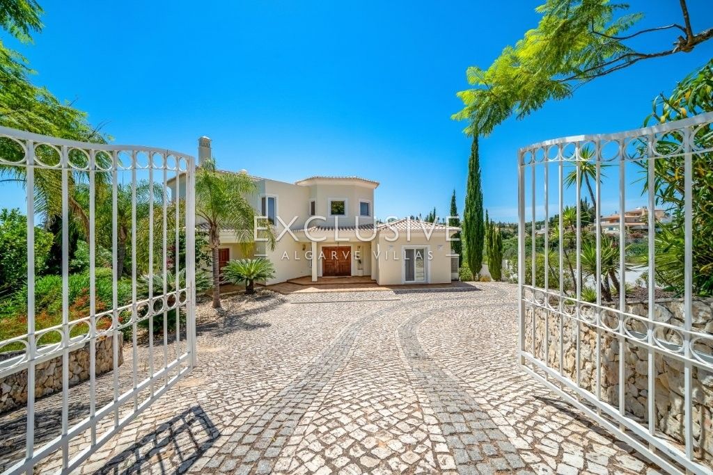 Modern 4 bed villa, with traditional Portuguese features, pool and seaviews, Carvoeiro