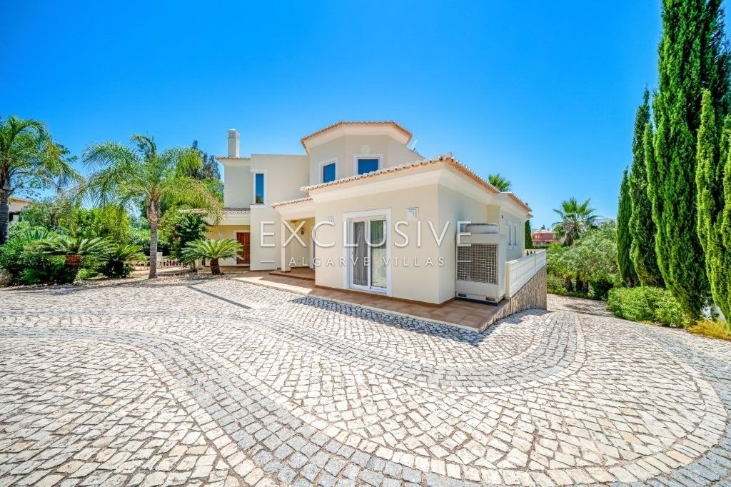 Modern 4 bed villa, with traditional Portuguese features, pool and seaviews, Carvoeiro