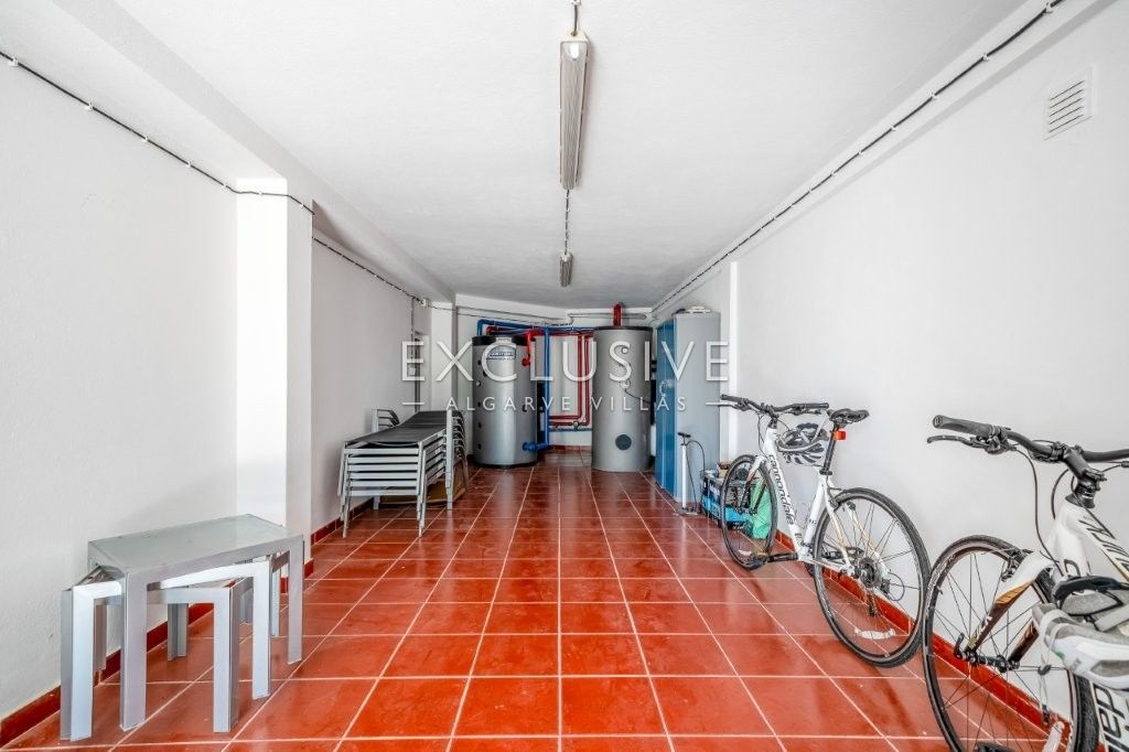 Modern 4 bed villa, with traditional Portuguese features, pool and seaviews, Carvoeiro