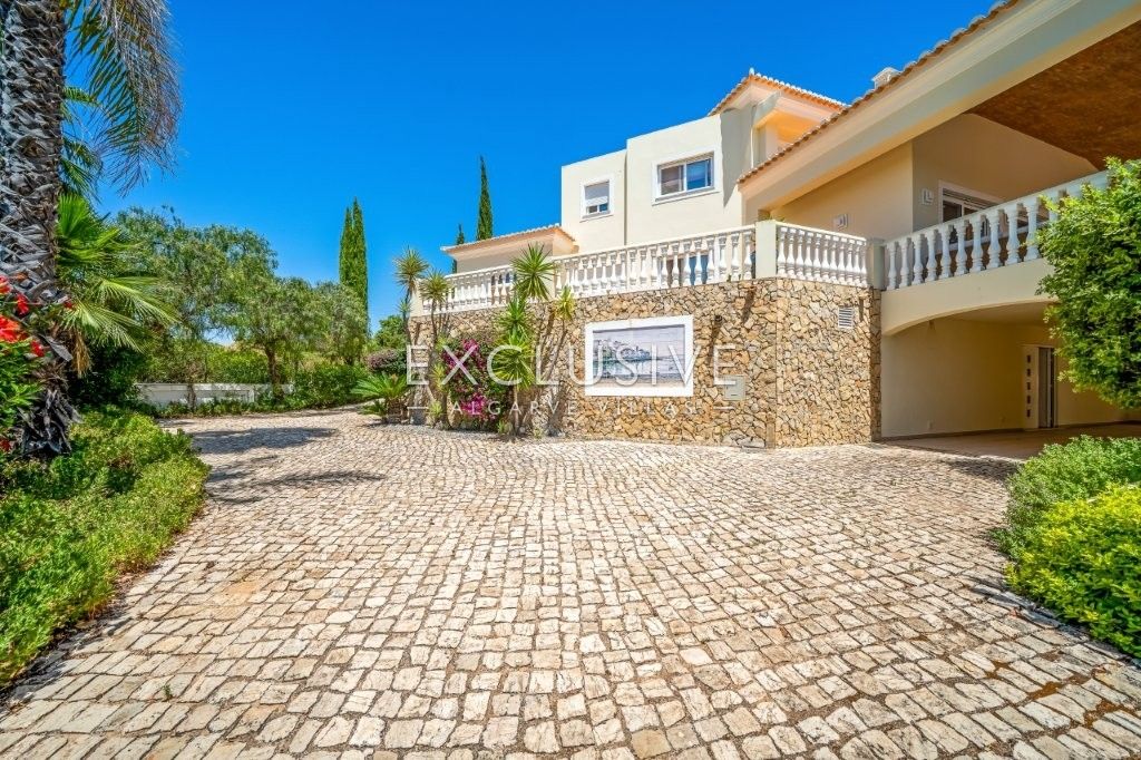 Modern 4 bed villa, with traditional Portuguese features, pool and seaviews, Carvoeiro
