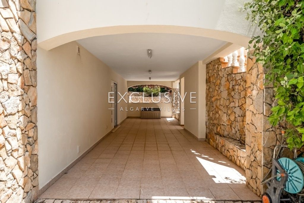 Modern 4 bed villa, with traditional Portuguese features, pool and seaviews, Carvoeiro