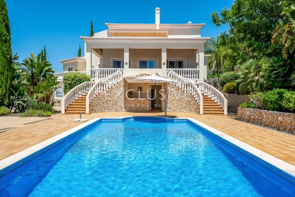 Modern 4 bed villa, with traditional Portuguese features, pool and seaviews, Carvoeiro