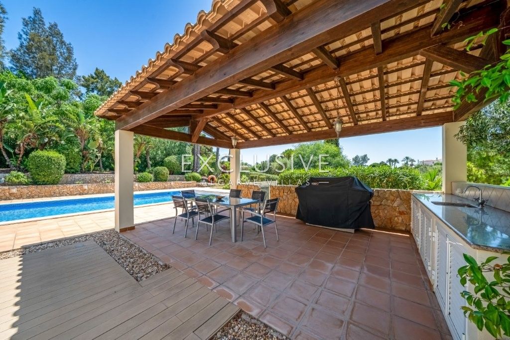 Modern 4 bed villa, with traditional Portuguese features, pool and seaviews, Carvoeiro