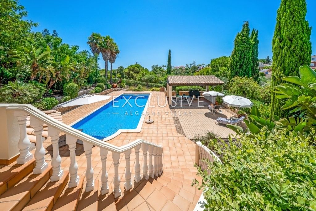Modern 4 bed villa, with traditional Portuguese features, pool and seaviews, Carvoeiro