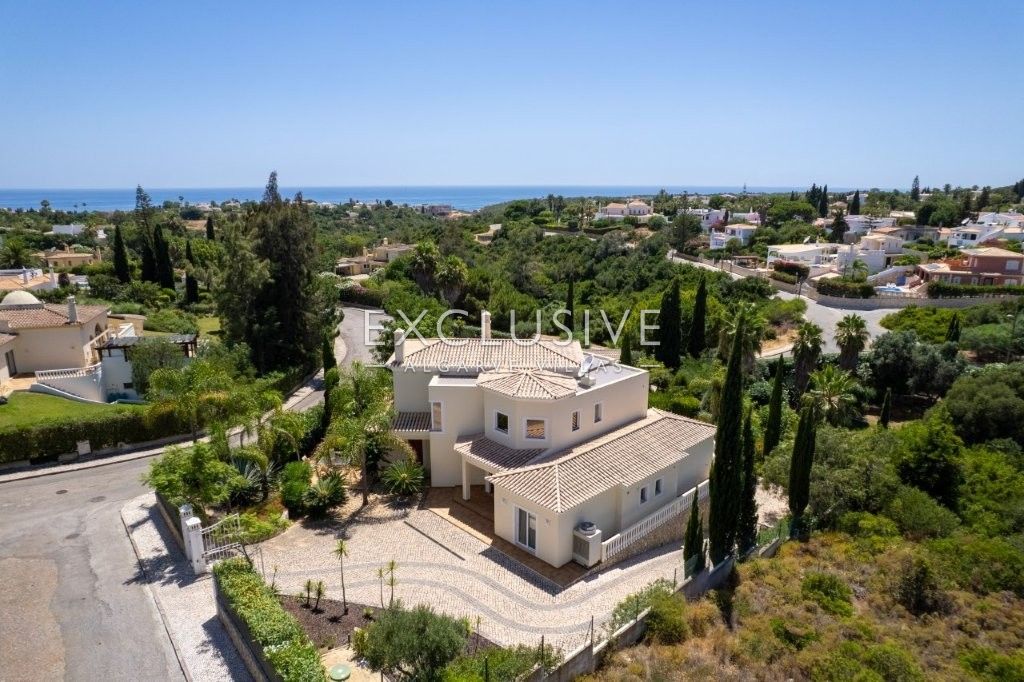 Modern 4 bed villa, with traditional Portuguese features, pool and seaviews, Carvoeiro