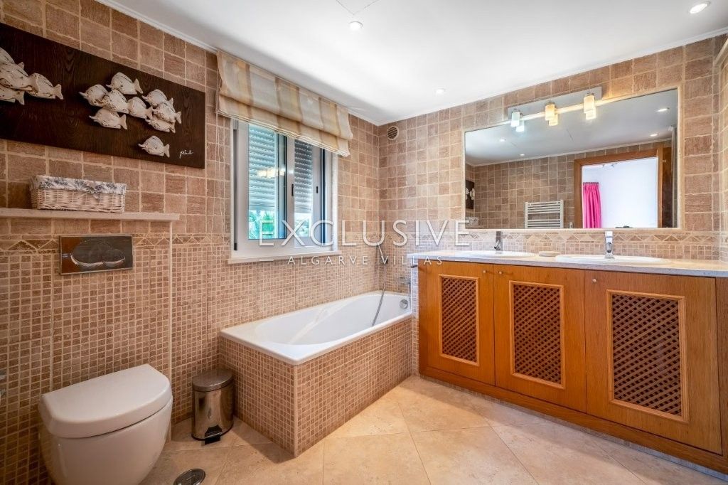 Modern 4 bed villa, with traditional Portuguese features, pool and seaviews, Carvoeiro