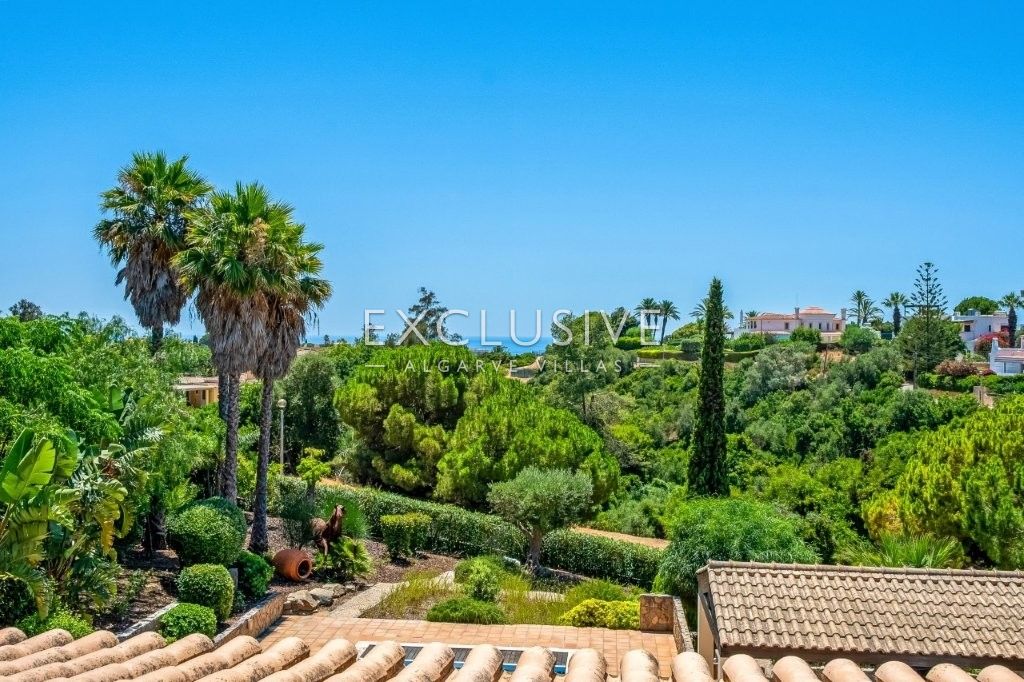 Modern 4 bed villa, with traditional Portuguese features, pool and seaviews, Carvoeiro