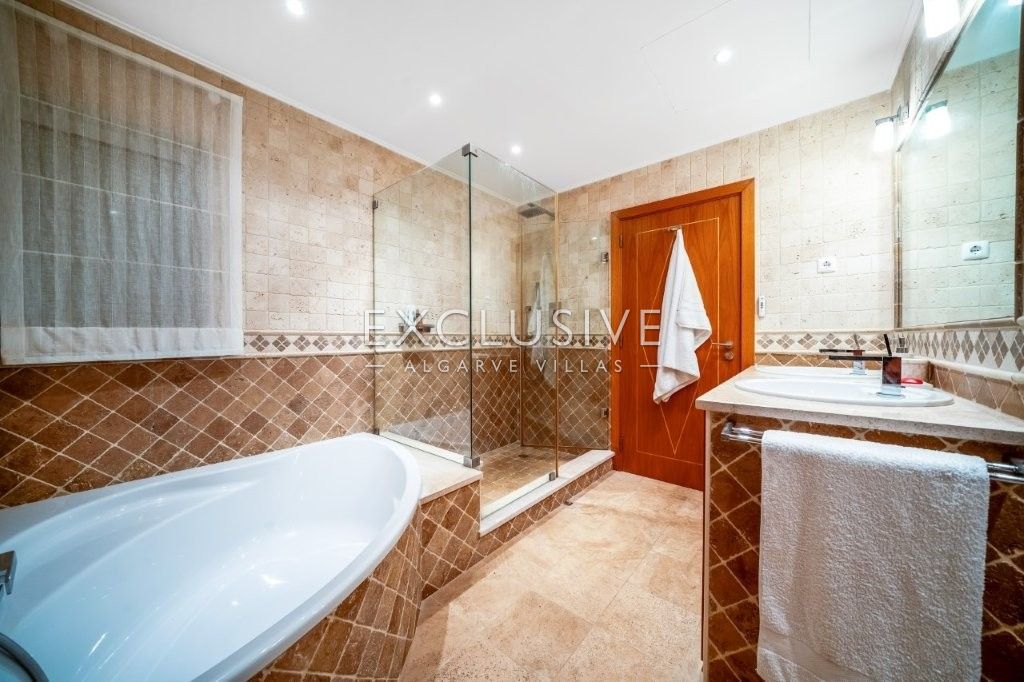 Modern 4 bed villa, with traditional Portuguese features, pool and seaviews, Carvoeiro