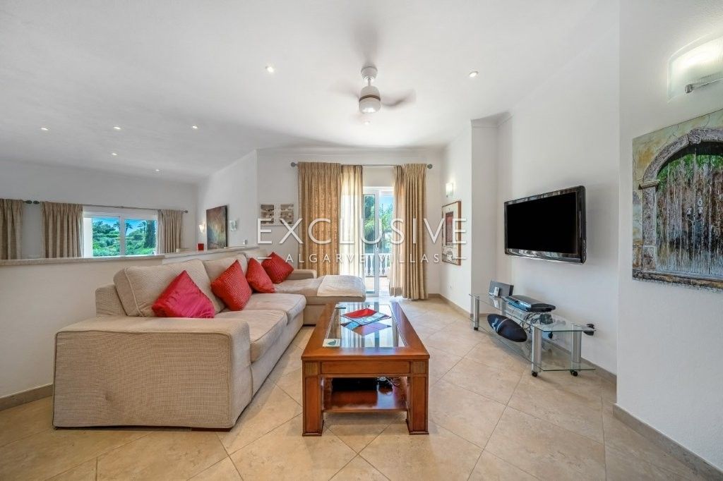 Modern 4 bed villa, with traditional Portuguese features, pool and seaviews, Carvoeiro