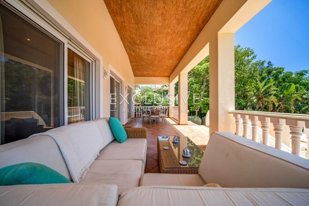Modern 4 bed villa, with traditional Portuguese features, pool and seaviews, Carvoeiro