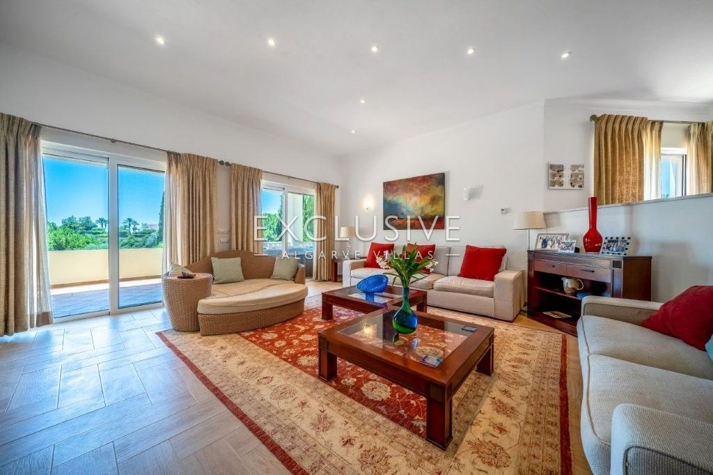 Modern 4 bed villa, with traditional Portuguese features, pool and seaviews, Carvoeiro