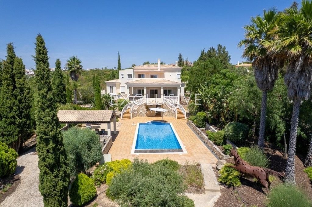 Modern 4 bed villa, with traditional Portuguese features, pool and seaviews, Carvoeiro