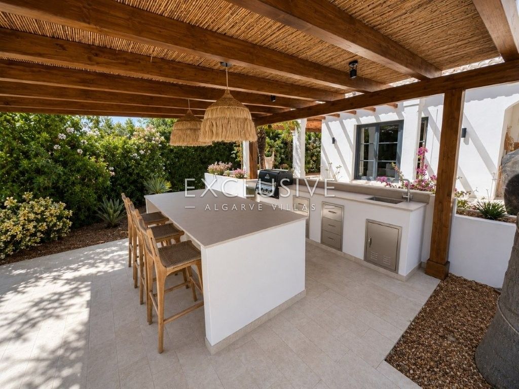 Luxury Renovated 4 Bedroom Villa with Pool in Carvoeiro, Algarve