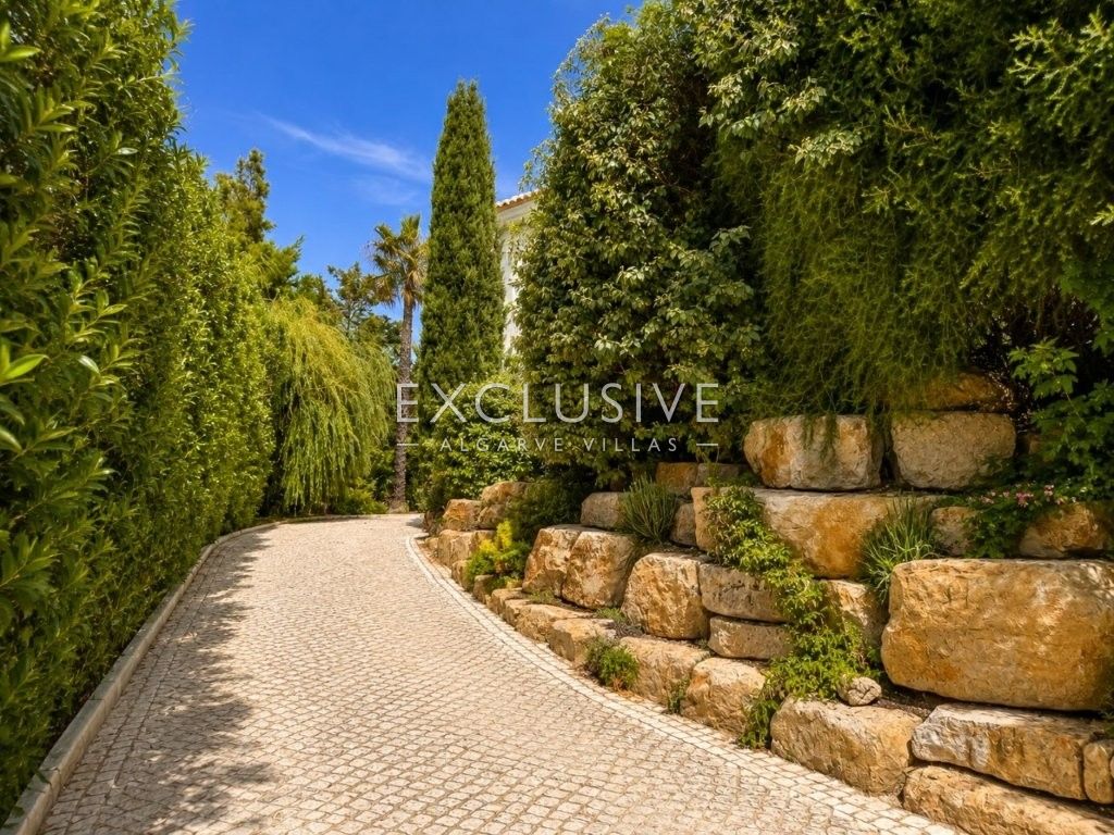Luxury Renovated 4 Bedroom Villa with Pool in Carvoeiro, Algarve