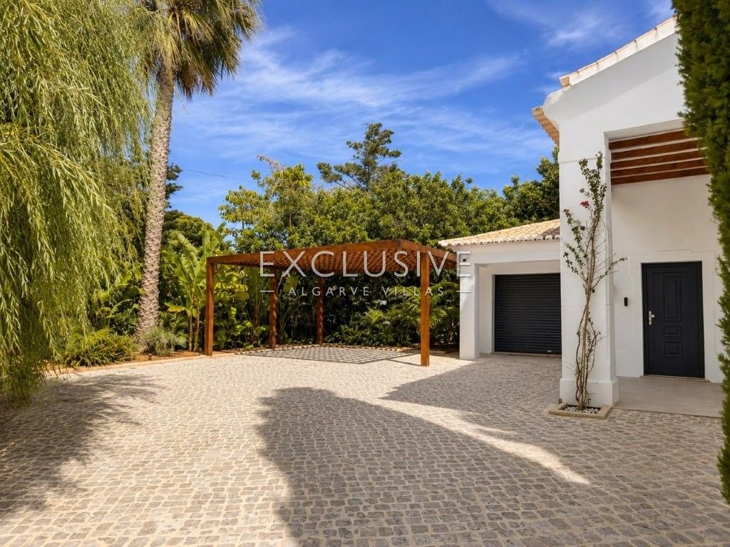 Luxury Renovated 4 Bedroom Villa with Pool in Carvoeiro, Algarve