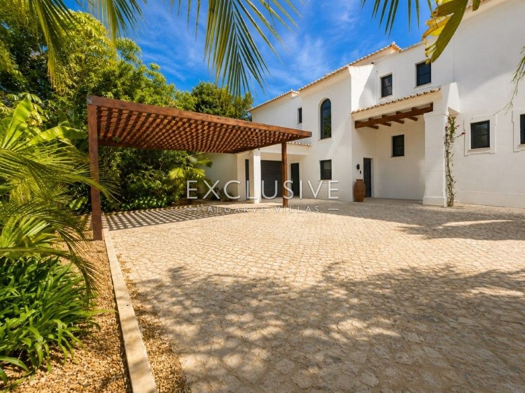 Luxury Renovated 4 Bedroom Villa with Pool in Carvoeiro, Algarve