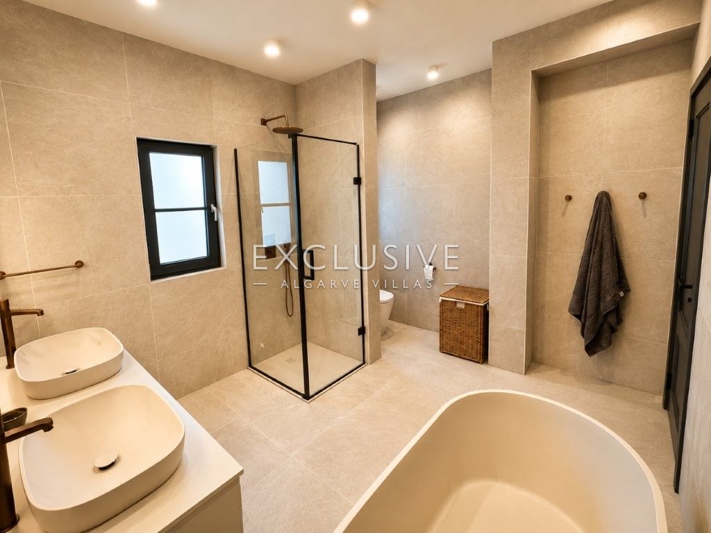 Luxury Renovated 4 Bedroom Villa with Pool in Carvoeiro, Algarve