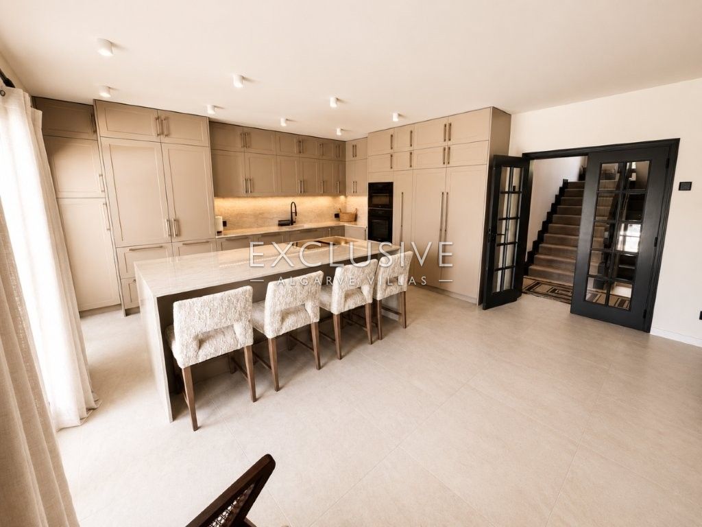Luxury Renovated 4 Bedroom Villa with Pool in Carvoeiro, Algarve