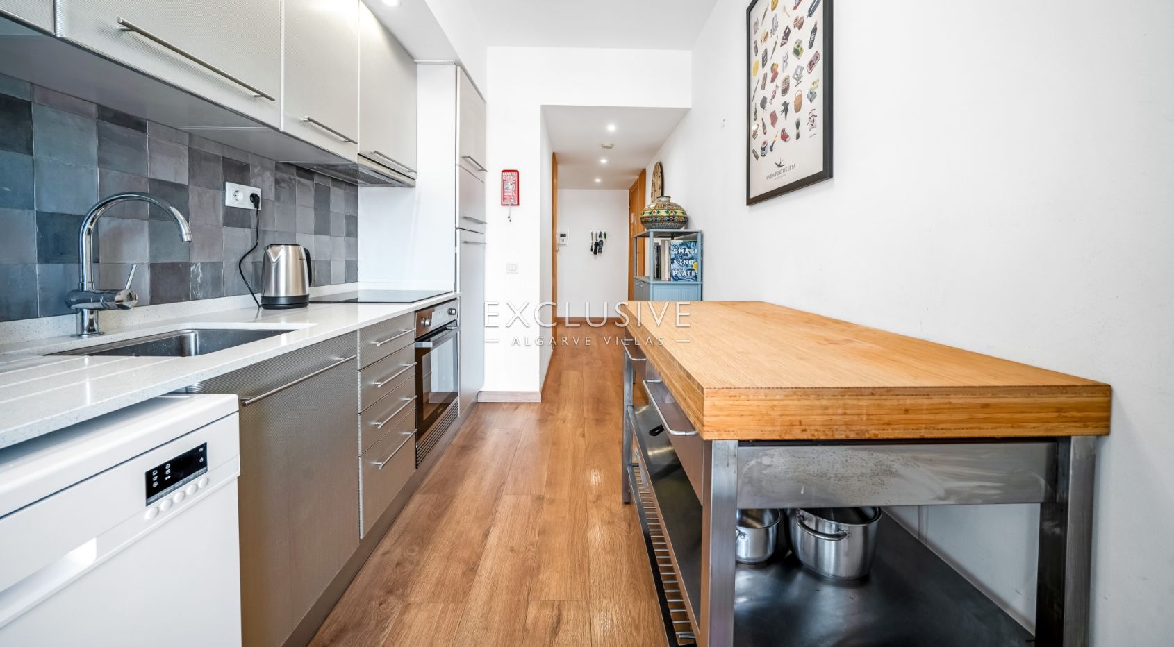 Beautifully Renovated 2 Bedroom Apartment in Dom Manuel, Lagos Marina