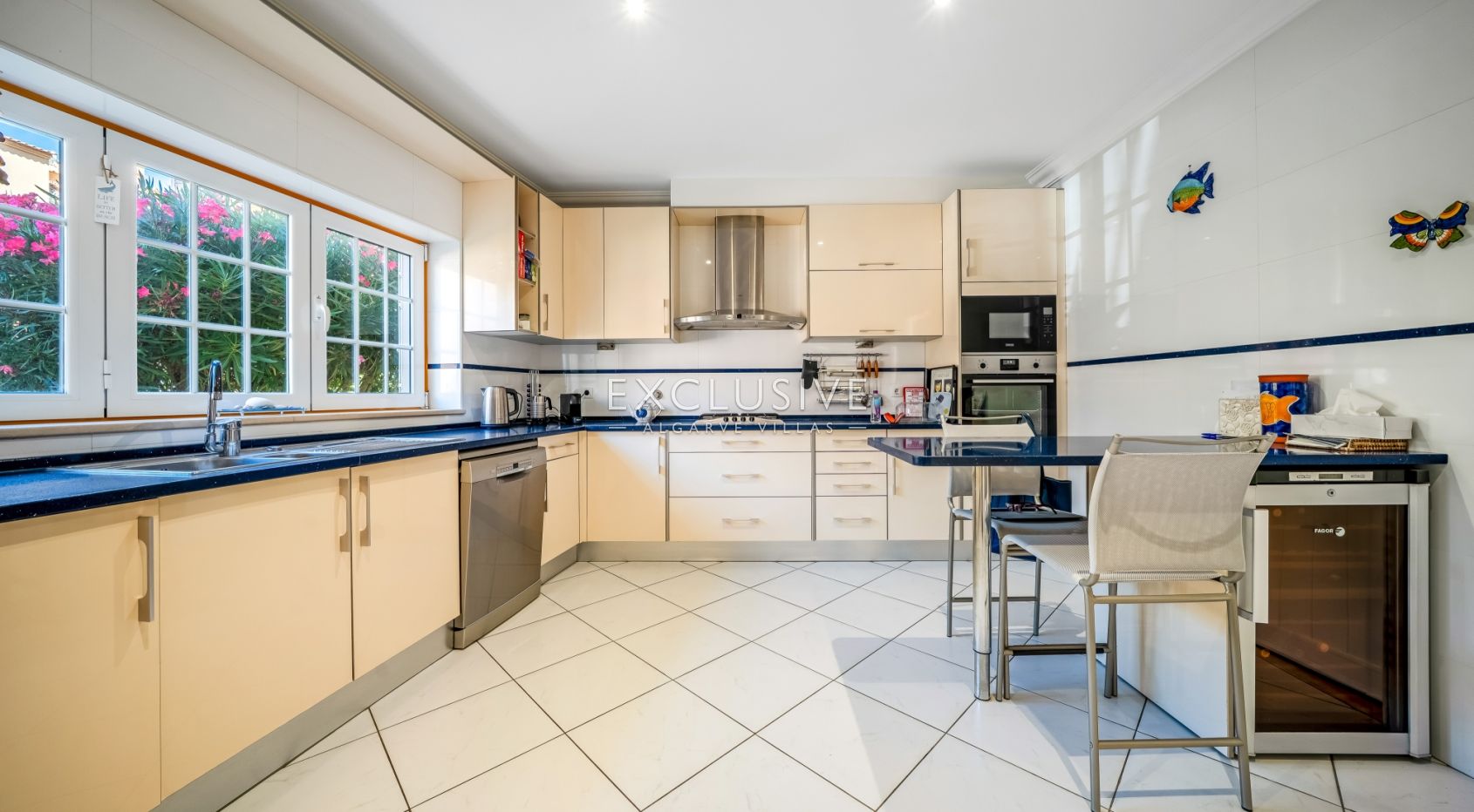 Sea View Villa in Santa Eulália, Walking Distance to the Beach, Albufeira