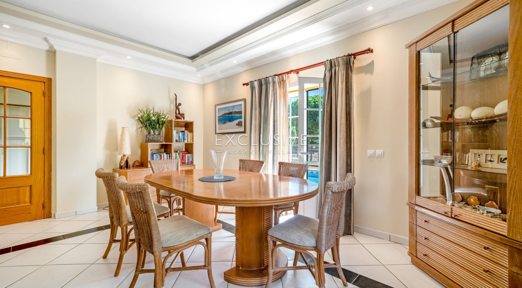 Sea View Villa in Santa Eulália, Walking Distance to the Beach, Albufeira