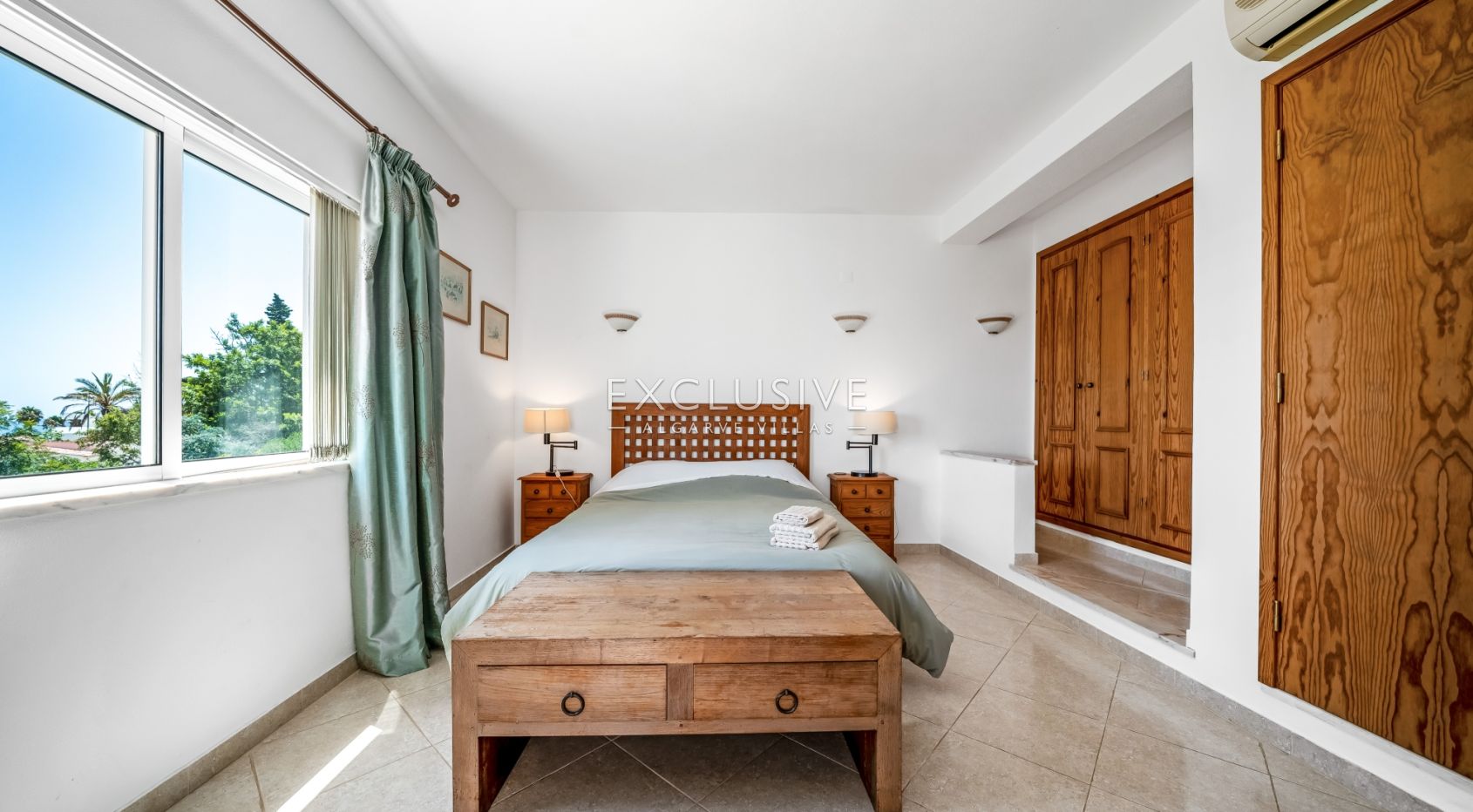 4 bedroom seaview villa in Carvoeiro with large gardens, including tennis court and pool.