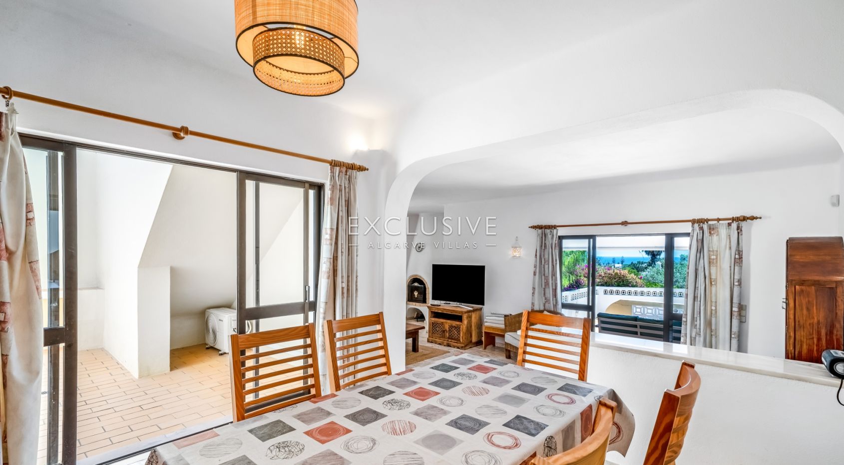 4 bedroom seaview villa in Carvoeiro with large gardens, including tennis court and pool.