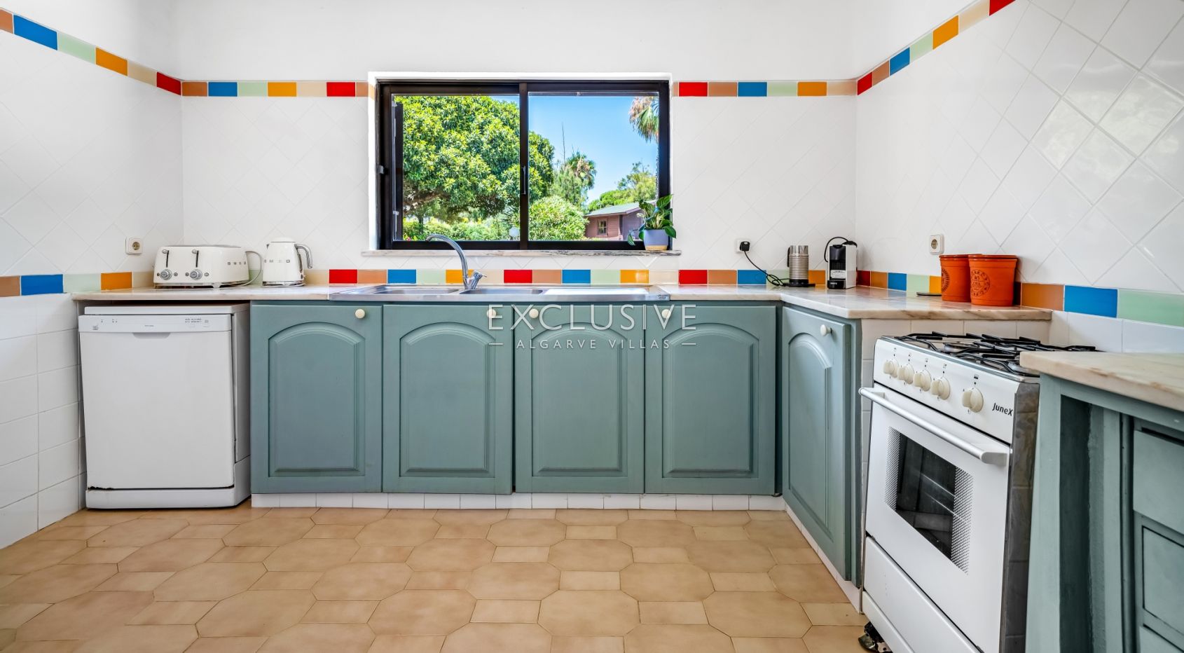 4 bedroom seaview villa in Carvoeiro with large gardens, including tennis court and pool.