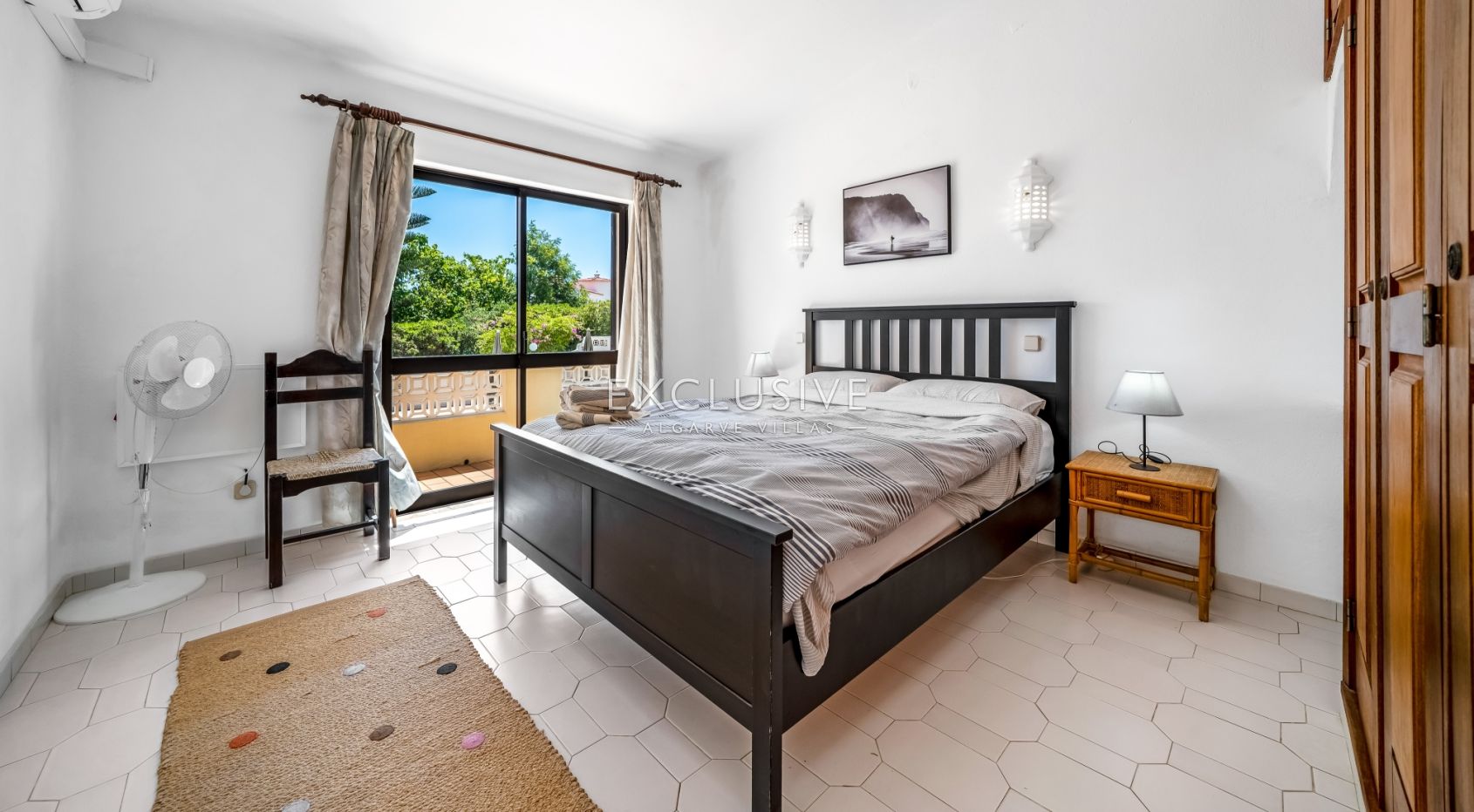 4 bedroom seaview villa in Carvoeiro with large gardens, including tennis court and pool.