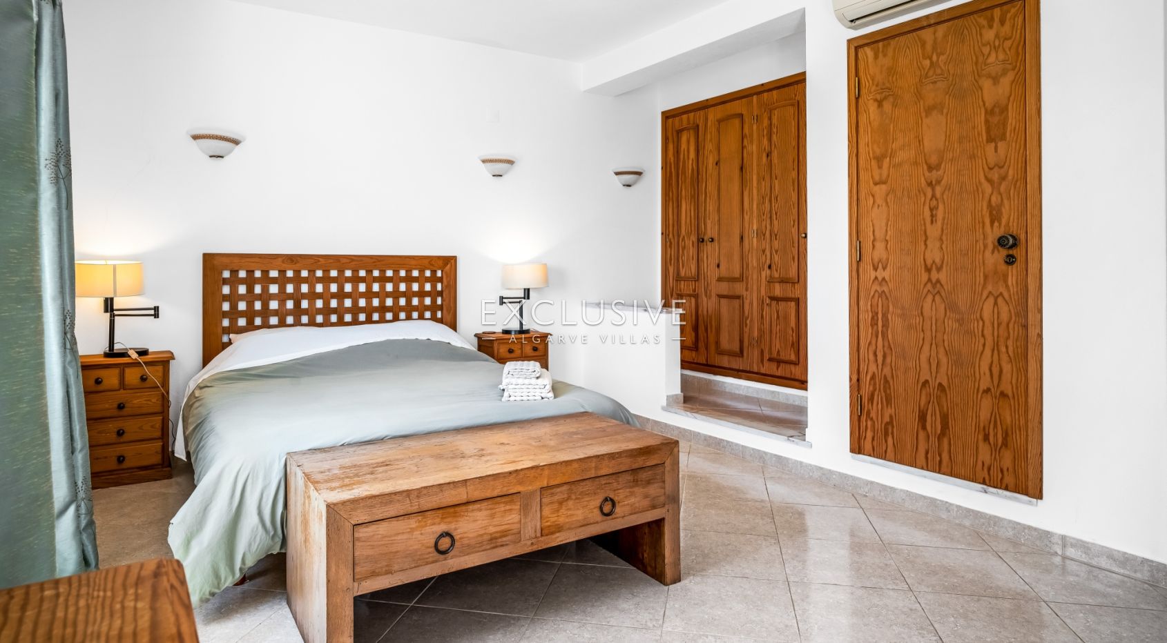 4 bedroom seaview villa in Carvoeiro with large gardens, including tennis court and pool.