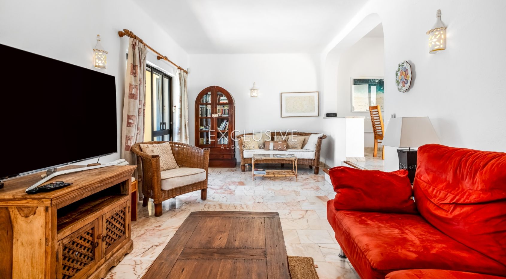 4 bedroom seaview villa in Carvoeiro with large gardens, including tennis court and pool.