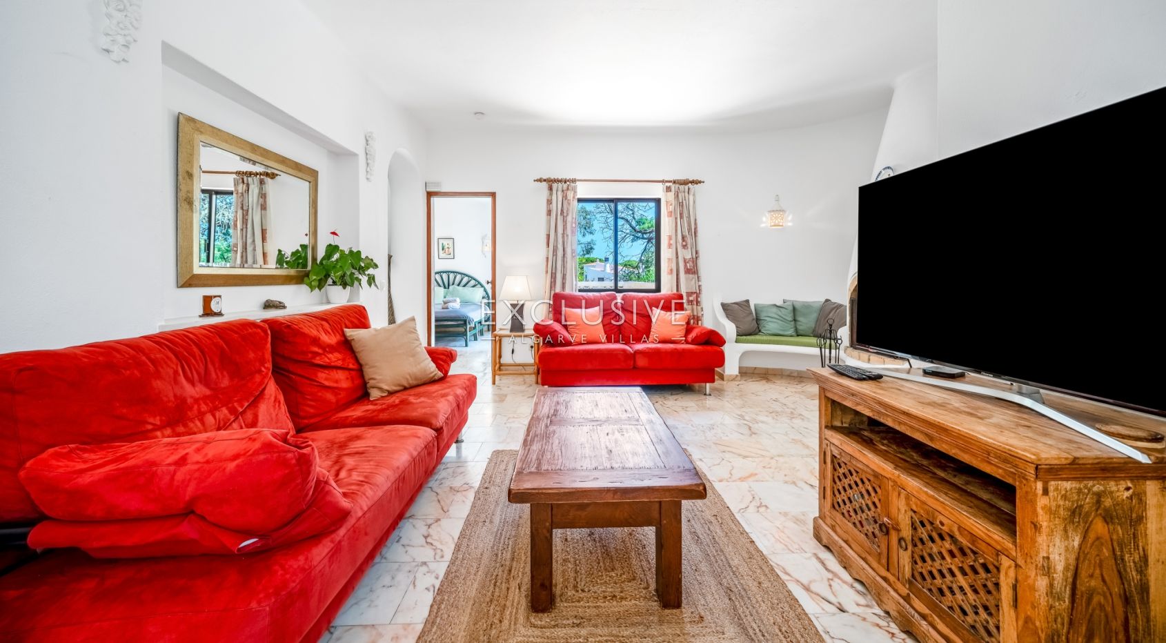 4 bedroom seaview villa in Carvoeiro with large gardens, including tennis court and pool.