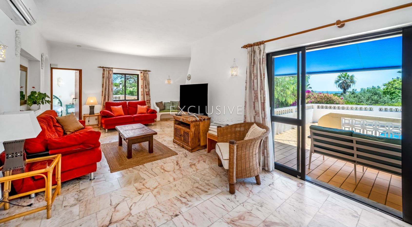 4 bedroom seaview villa in Carvoeiro with large gardens, including tennis court and pool.